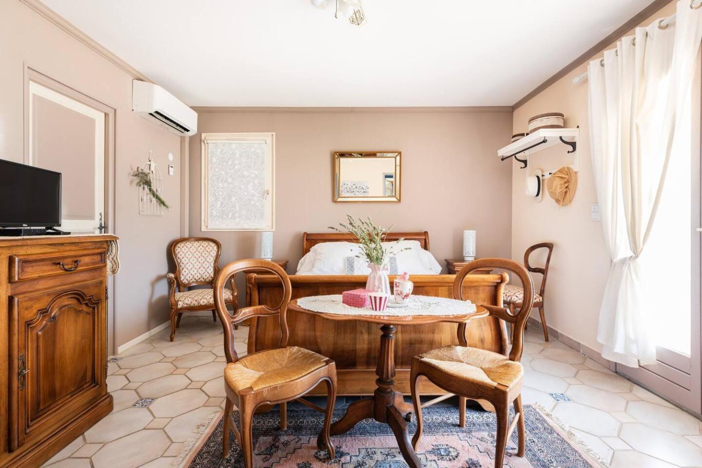 Chambre et table d'hôtes Villa Pomponette Nans-les-Pins Exterior foto